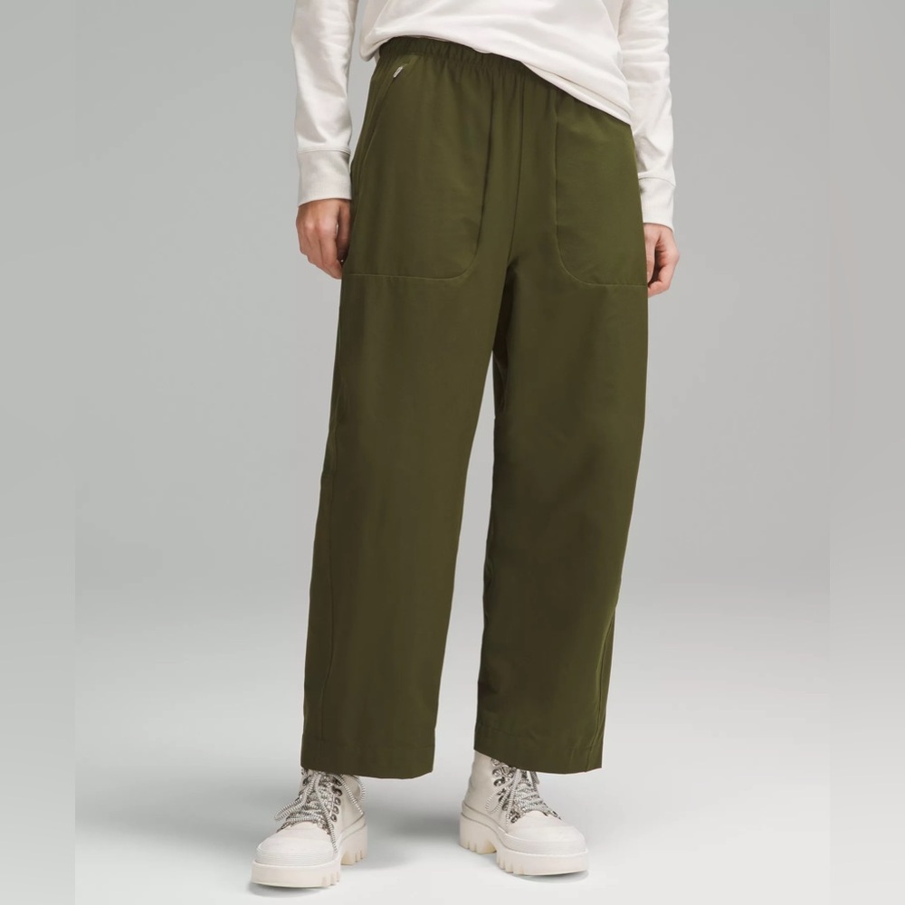 Lululemon Lightweight Mid-Rise Barrel-Leg Cropped Pant